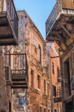 Chania, Yunanistan - 2017 Ağustos: Renkli Chania sokak sırasında yerel Hediyelik eşya dükkanları ve adada Crete, Yunanistan cadde boyunca restoranlar öğle.
