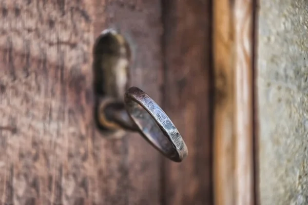 Selective focus, old keyhole and key on a wooden antique door, vintage color tone process. — Stock Photo, Image