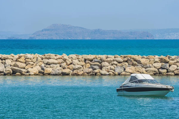 Mavi su üzerinde beyaz kabin kruvazör. Bir özel motor yat sürüyor Karadeniz deniz üzerinde.