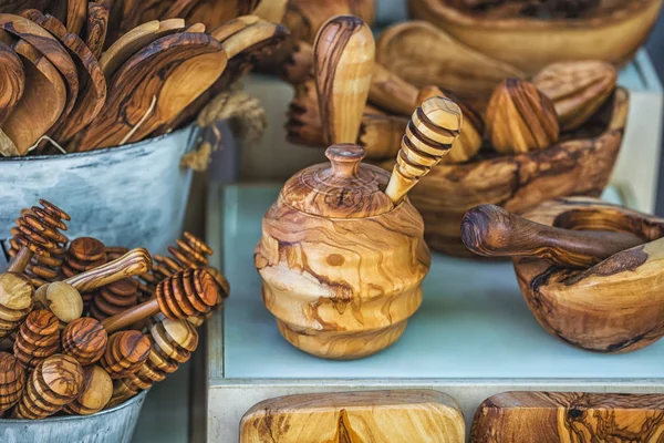 Ahşap el yapımı mutfak nitelikleri resmi.