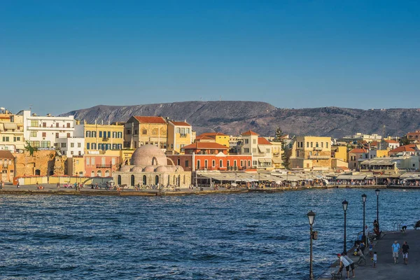 Chania, Yunanistan - Ağustos, 2017: Chania liman renkli binalar, Yunanistan