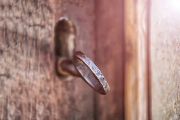 Selective focus, old keyhole and key on a wooden antique door, vintage color tone process. — Stock Photo, Image