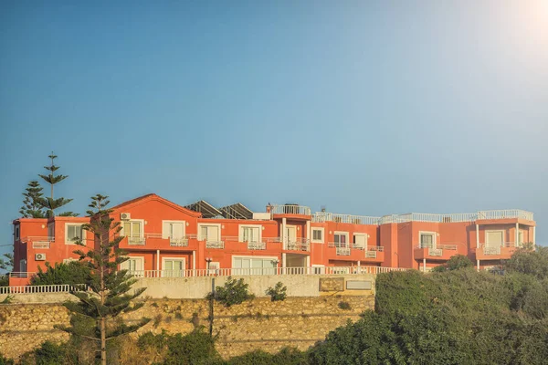 Appartements de couleur rouge en Grèce avec ciel bleu ensoleillé à l'arrière-plan — Photo