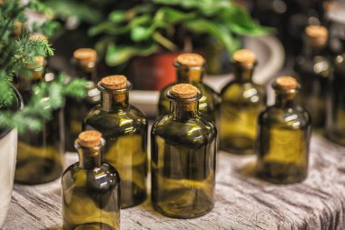 Kompozisyon Noel süslemeleri. Ahşap masa şişe eski vintage yeşil renkli.