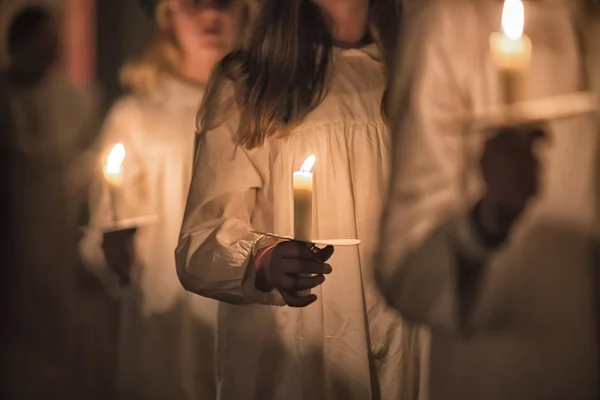 As crianças estão lidando com velas nos vestidos traditionall. Celebração do dia de Lúcia na Suécia . — Fotografia de Stock