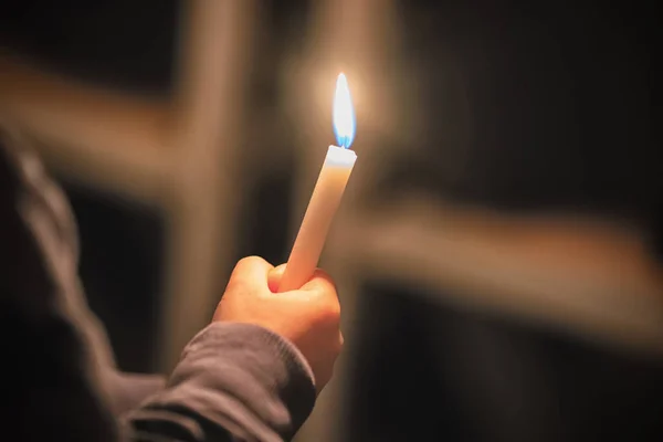 Kinder hantieren mit Kerzen in den traditionellen Kleidern. Lucia-Tag in Schweden. — Stockfoto