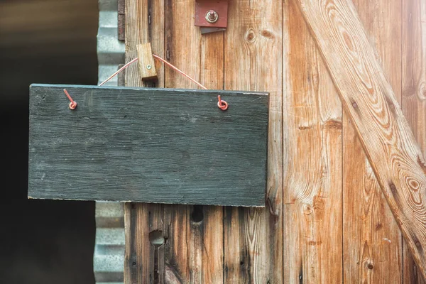 Sinal feito à mão de madeira pintado preto na porta de madeira . — Fotografia de Stock