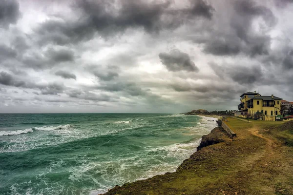 Vista mar com céu de tempestade e praia de luz do dia, conceito de verão de férias . — Fotografia de Stock