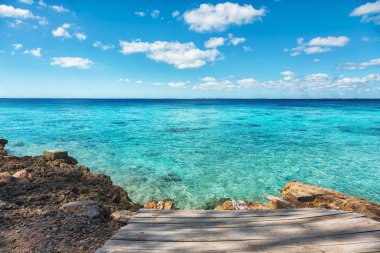 Deniz Manzaralı, mavi gökyüzü, kum güneş yaz, tatil yaz konsepti ile güzel bir plaj.