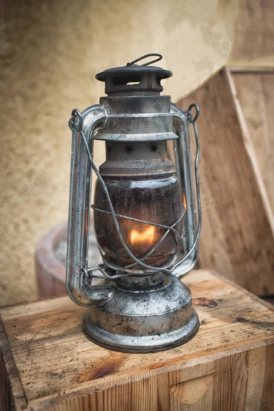 Lanterna à moda antiga na mesa de madeira. estilo vintage lâmpada de metal ao ar livre . — Fotografia de Stock