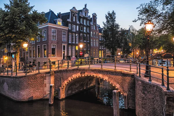 Beautiful views of the streets, ancient buildings, people, embankments of Amsterdam. — Stock Photo, Image