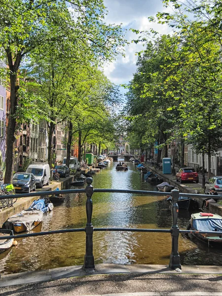 Amsterdam, Netherlands - June 2019. Beautiful views of the streets, ancient buildings, people, embankments of Amsterdam. — Stock Photo, Image