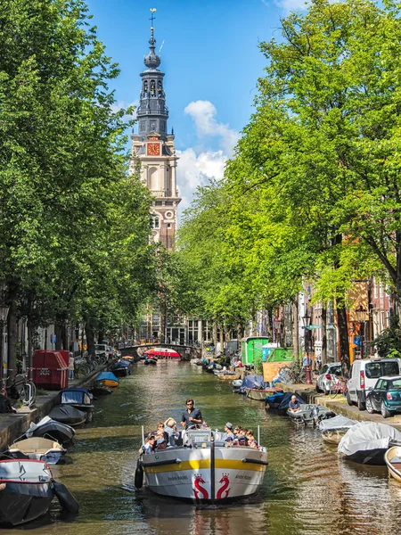 Amsterdam, Netherlands - June 2019. Beautiful views of the streets, ancient buildings, people, embankments of Amsterdam. — Stock Photo, Image