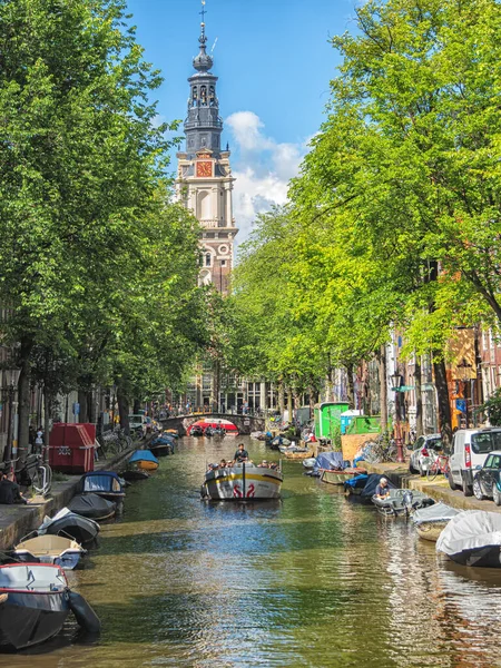 Ámsterdam, Países Bajos - Junio 2019. Hermosas vistas de las calles, edificios antiguos, personas, terraplenes de Amsterdam . —  Fotos de Stock