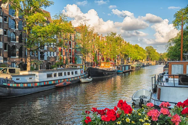 Beautiful views of the streets, ancient buildings, people, embankments of Amsterdam. — Stock Photo, Image