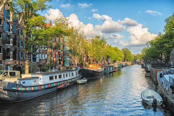 Hermosas vistas de las calles, edificios antiguos, personas, terraplenes de Amsterdam . —  Fotos de Stock