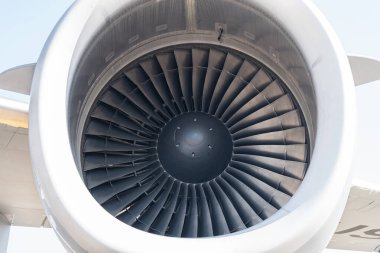Türbin motor uçağın Havaalanı arka planda