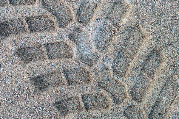 Huella de tractor en la playa, bien definida, aislada y grande . Imagen De Stock