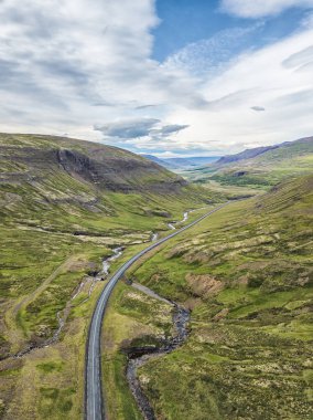 Yaz mevsiminde İzlanda 'nın kuzeyindeki boş yol manzarası.
