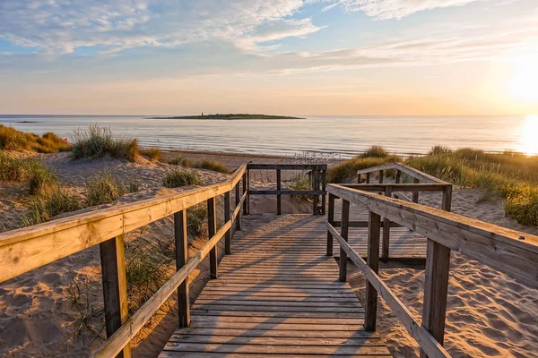 Wooden path at Baltic sea over sand dunes with ocean view, sunset summer evening — Stock Photo, Image