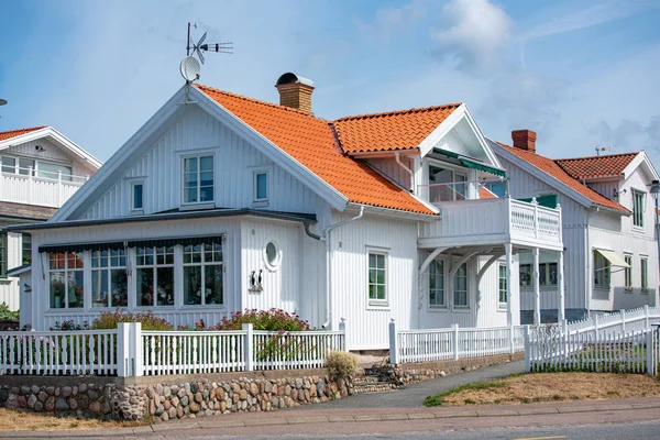 Casa blanca de madera de estilo escandinavo con cielo azul — Foto de Stock
