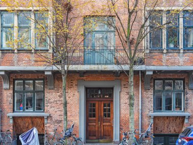 Amsterdam kanalları ve net yaz gökyüzü ile tipik evleri