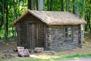 Avcının evi ormandaki bir testereden.