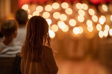 Vaxjo, İsveç - Aralık 2019. Aziz Lucia Günü korosu Noel 'in gelişini kutluyor