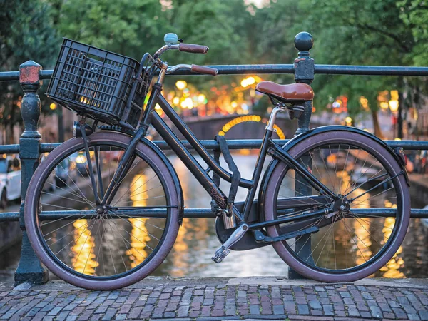 Hagyományos holland kerékpárok a csatornán Amszterdamban — Stock Fotó