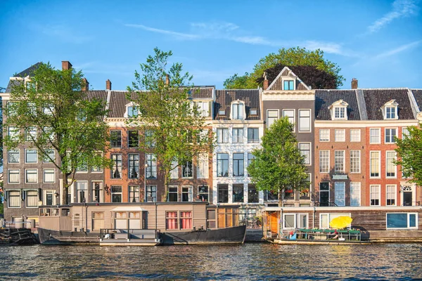 Canales de Ámsterdam y casas típicas con cielo claro de verano —  Fotos de Stock