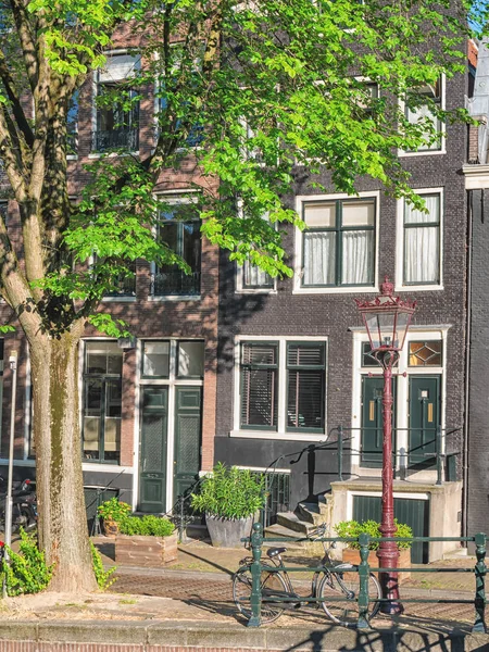 Amsterdam canals and typical houses with clear summer sky — Stock Photo, Image