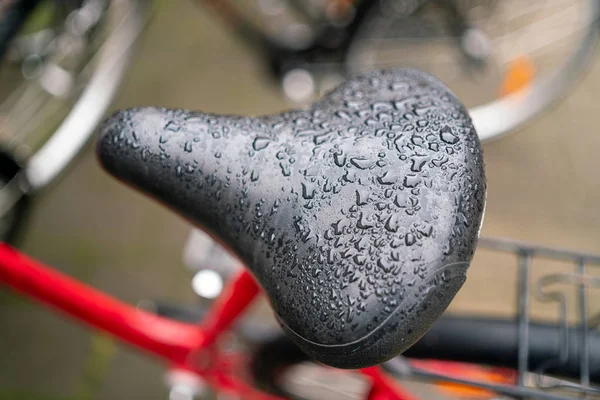 Assento preto úmido sela de bicicleta com gotas de água da chuva. — Fotografia de Stock