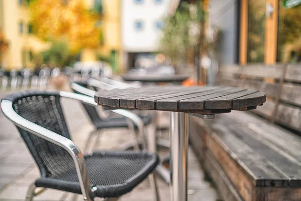 Дерев "яні столи на вузькій вулиці між типовими барвистими будинками і малим мостом у Швеції. — стокове фото