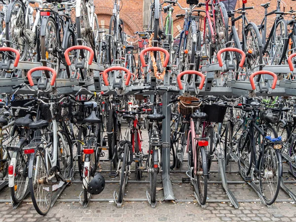 Sora parkolt city kerékpár kerékpárokat is lehet kölcsönözni a járdán. Kerékpár kerékpár parkoló európai városban — Stock Fotó
