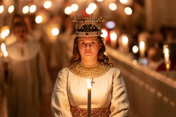 Vaxjo, Suecia - diciembre de 2019. Coro del Día de Santa Lucía celebra la llegada de la Navidad — Foto de Stock