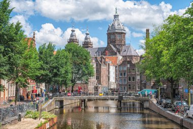 Amsterdam, Hollanda - Haziran 2019: Yazın Amsterdam. Kuzey Denizi kıyısındaki güzel otantik şehir