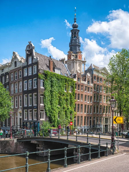 Ámsterdam, Países Bajos - junio de 2019: Ámsterdam en verano. hermosa ciudad antigua auténtica en la costa del Mar del Norte —  Fotos de Stock