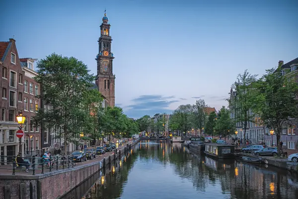 Ámsterdam, Países Bajos - junio de 2019: Ámsterdam en verano. hermosa ciudad antigua auténtica en la costa del Mar del Norte —  Fotos de Stock