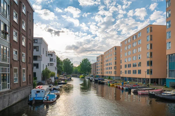 Ámsterdam, Países Bajos - junio de 2019: Ámsterdam en verano. hermosa ciudad antigua auténtica en la costa del Mar del Norte —  Fotos de Stock