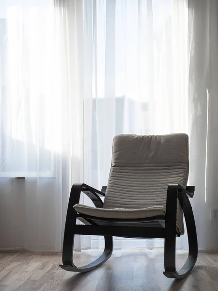 Cadeira de balanço ao sol da manhã. Fluxo de luz através do roqueiro formando padrões no chão. — Fotografia de Stock