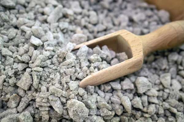 Obraz solnych naturalnych kostek mineralnych w misce z drewnianą miarką — Zdjęcie stockowe