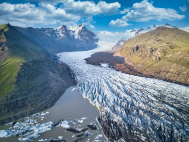 İzlanda 'daki Svnafeljkull Buzulu. Üst Manzara. Skaftafell Ulusal Parkı. Volkan dokusunun buz ve külleri İzlanda 'dan gelen güzel doğa buzu arka planı.