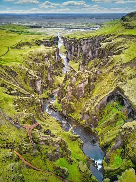 Il canyon più pittoresco Fjadrargljufur e il torrente poco profondo, che scorre lungo il fondo del canyon. Paese fantastico Islanda — Foto Stock