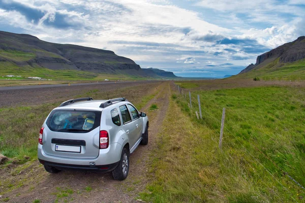 Linda vista verão de carro de viagem em Westfjords, na Islândia — Fotografia de Stock