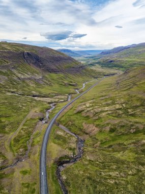 Güzel bir yolda araba sürmek, arka planda seyahat, İzlanda 'dan havadan manzara.