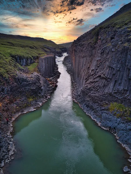 Studiare canyon basalto, Islanda. Uno dei più meravigliosi monumenti della natura in Islanda . — Foto Stock