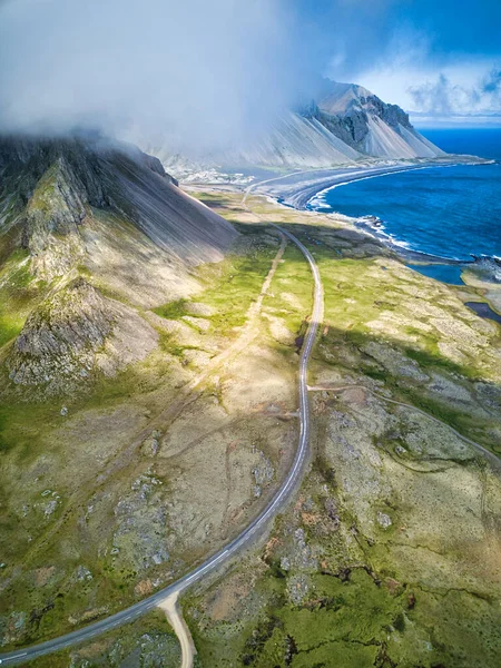 Güzel bir yolda araba sürmek, arka planda seyahat, İzlanda 'dan havadan manzara. — Stok fotoğraf