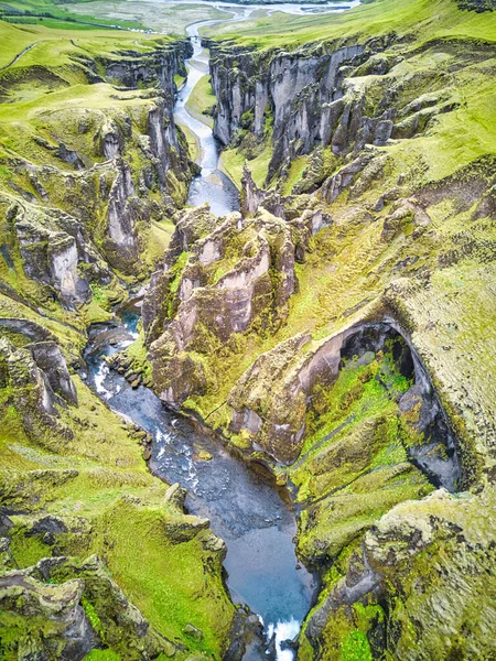 Il canyon più pittoresco Fjadrargljufur e il torrente poco profondo, che scorre lungo il fondo del canyon. Paese fantastico Islanda — Foto Stock