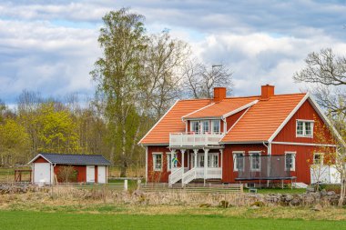 Tipik İskandinav kırmızı ahşap evi görüntüsü