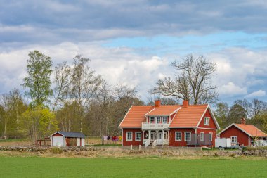 Tipik İskandinav kırmızı ahşap evi görüntüsü
